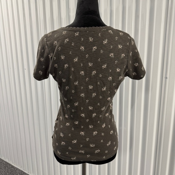 Lucky Brand Women’s Gray Floral Short Sleeve Top Size Medium - Picture 3 of 5